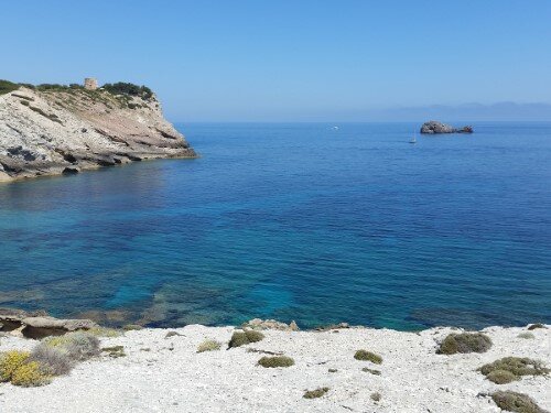 Cala Matzocs con la Torre d'Aubarca al fondo